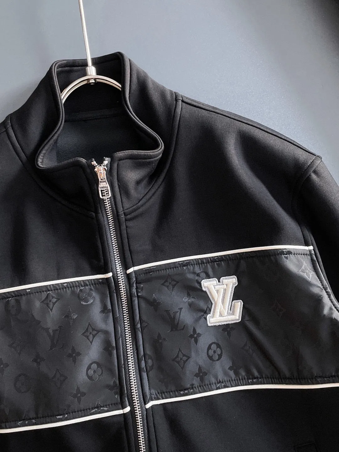 🅿️720 LV hot-selling suit is coming. Focus on the original version of the official website. 2025 new hot-selling cardigan suit. The original order is the best. 🇭🇰The meticulous work of top designers. It has a fitting and perfect upper body effect. All-natural high-quality Tencel Roman cotton 100%, close-fitting comfort, noble and elegant! Original hardware embodies elegance and nobility! Counter size: M-3XL (maximum wear up to 190 pounds)